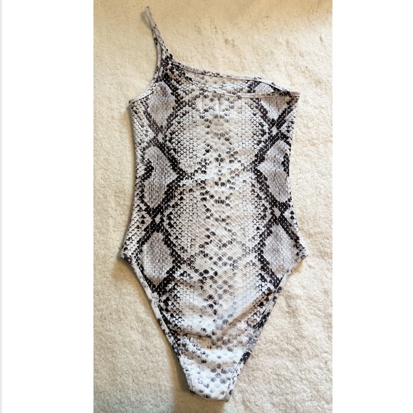 *PRINCESS POLLY* White Viper One Shoulder Bodysuit - Picture 6 of 10